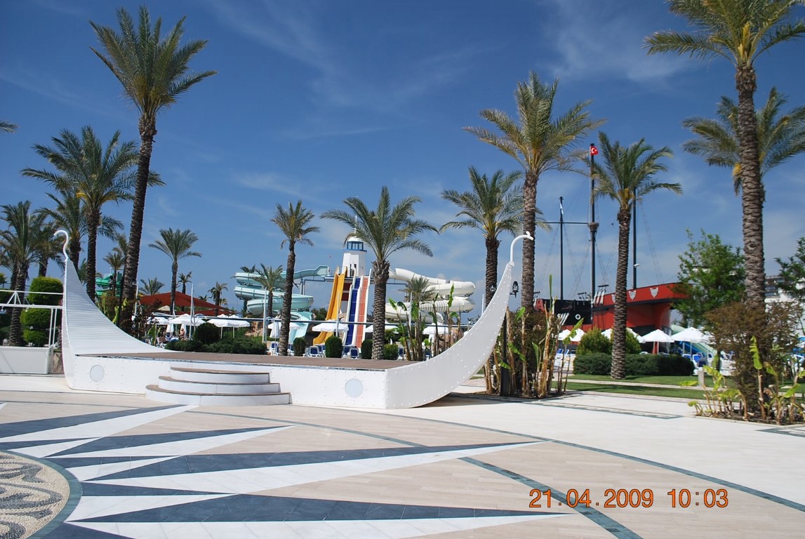 imagini hotel TITANIC LARA